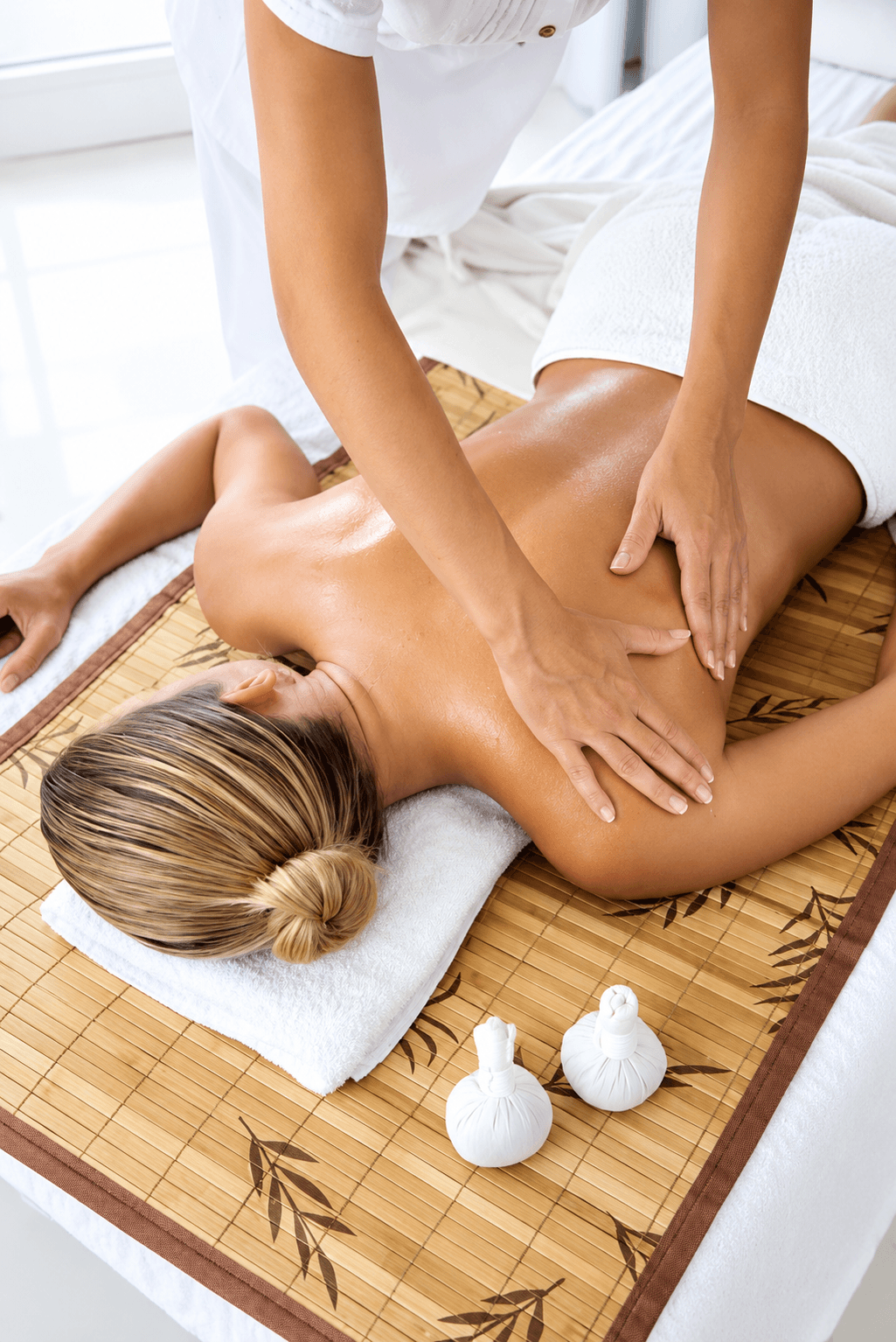 Mulher recebendo massagem relaxante em spa