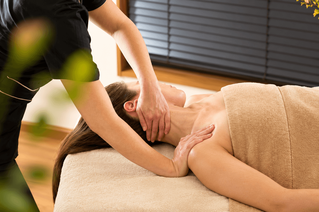 Massagem corporal realizada por terapeuta